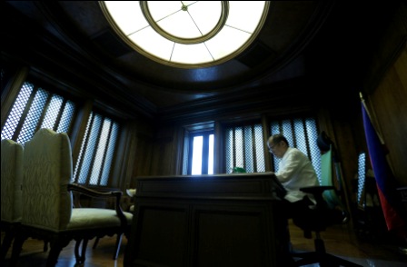 President Benigno S. Aquino III attends to his last paper works inside the Private Office in Malacanang Wednesday, June 29, 2016. President Benigno Aquino III will end his term today, 12 noon, June 30, 2016 after assuming office six (6) years ago, June 30, 2010. President elect Rodrigo Duterte will assume as 16th President of the Republic of the Philippines today, June 30, 2016. (Photo by Joseph Vidal/Malacanang Photo Breau