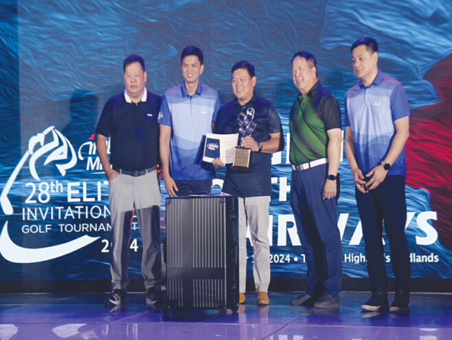 Brixton Aw (center) receives the overall net championship trophy of the 28th Philippine Airlines Mabuhay Miles Elite invitational golf tournament from (left) PAL Director David Ong, PAL Assistant Vice President for Loyalty Gino Domingo, PAL Director Ramon Dizon and PAL Vice President for Sales Bud Britanico. (Photo by Louie Abad)